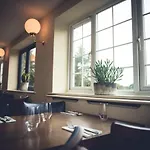 Fox Hall 3*